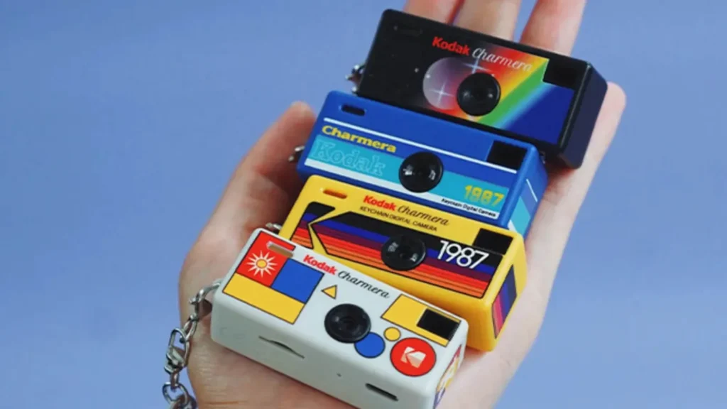Мини-камеры Kodak Charmera в ретро-дизайне исчезли с полок менее чем за 24 часа. Узнайте, чем они покорили покупателей и почему бренд снова на слуху.