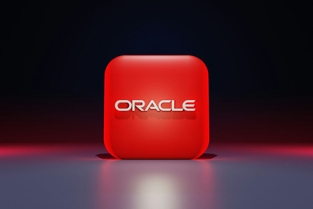 ИИ-увольнения в бигтехе 2026, сокращение штата Oracle Идея картинки: пустые рабочие места в опенспейсе, на фоне — серверные стойки дата-центра (метафора «людей меняют на железо»).
