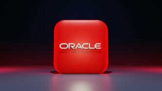 ИИ-увольнения в бигтехе 2026, сокращение штата Oracle Идея картинки: пустые рабочие места в опенспейсе, на фоне — серверные стойки дата-центра (метафора «людей меняют на железо»).