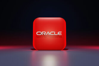 ИИ-увольнения в бигтехе 2026, сокращение штата Oracle Идея картинки: пустые рабочие места в опенспейсе, на фоне — серверные стойки дата-центра (метафора «людей меняют на железо»).