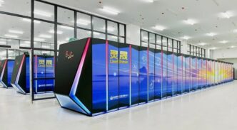 суперкомпьютер LineShine в дата-центре Шэньчжэня, лидер TOP500 2026 (на картинке — ряды серверных стоек с подсветкой, инженер у терминала)